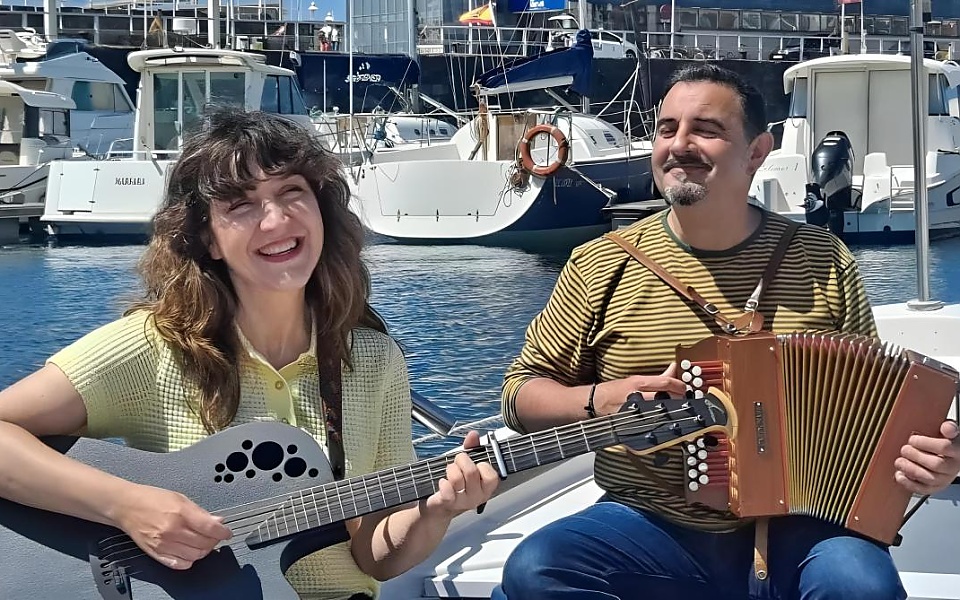Alicia Álvarez y David Varela: "KIKIRIKÍ. CANCIONES PA NEÑES Y NEÑOS"